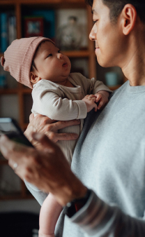 Un papa regarde sa fille.